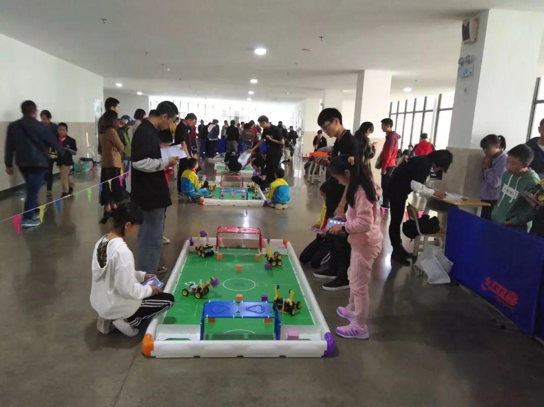 西山区第九届学生机器人竞赛活动圆满举办 西山区第九届学生机器人竞赛活动圆满举办