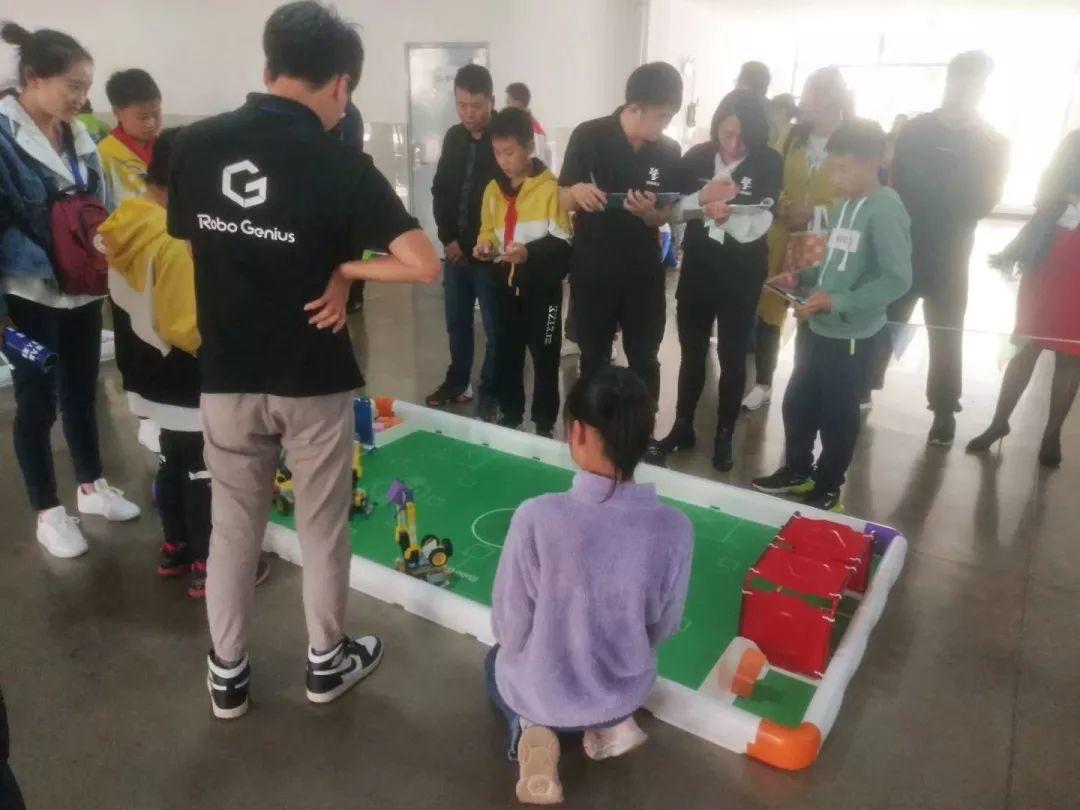 西山区第九届学生机器人竞赛活动圆满举办 西山区第九届学生机器人竞赛活动圆满举办