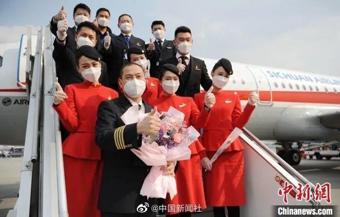 【特别关注】疫情向好，这10个送别他们的瞬间，是教给孩子的重要一课……