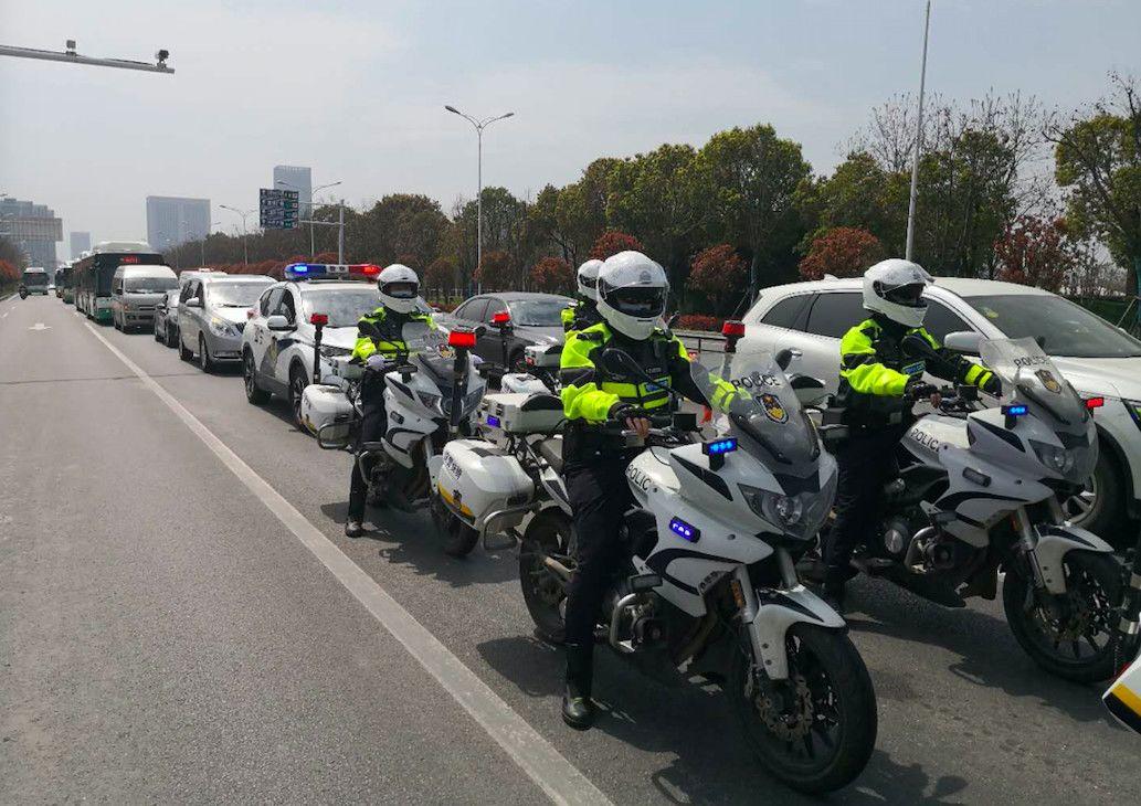 【特别关注】疫情向好，这10个送别他们的瞬间，是教给孩子的重要一课……