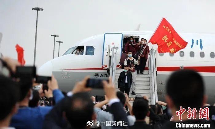 【特别关注】疫情向好，这10个送别他们的瞬间，是教给孩子的重要一课……