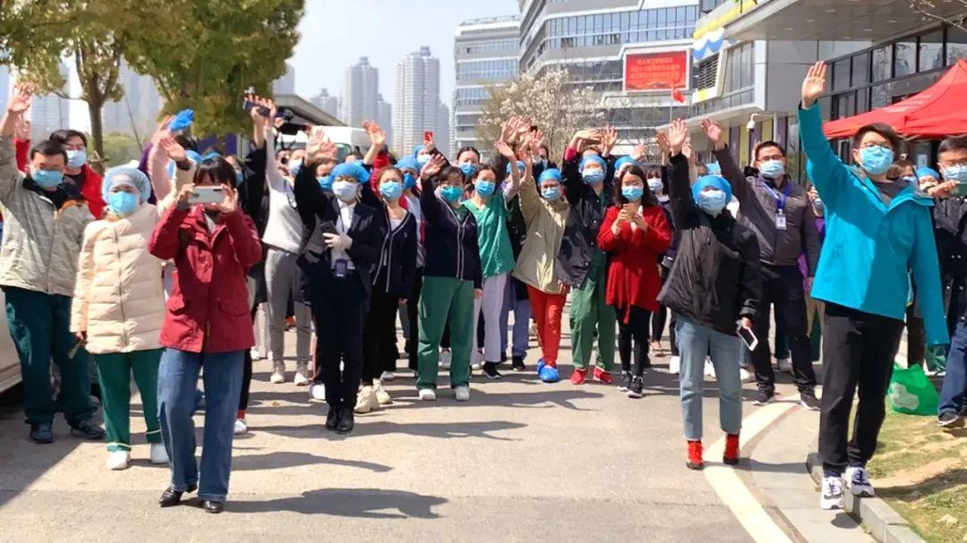 【特别关注】疫情向好，这10个送别他们的瞬间，是教给孩子的重要一课……