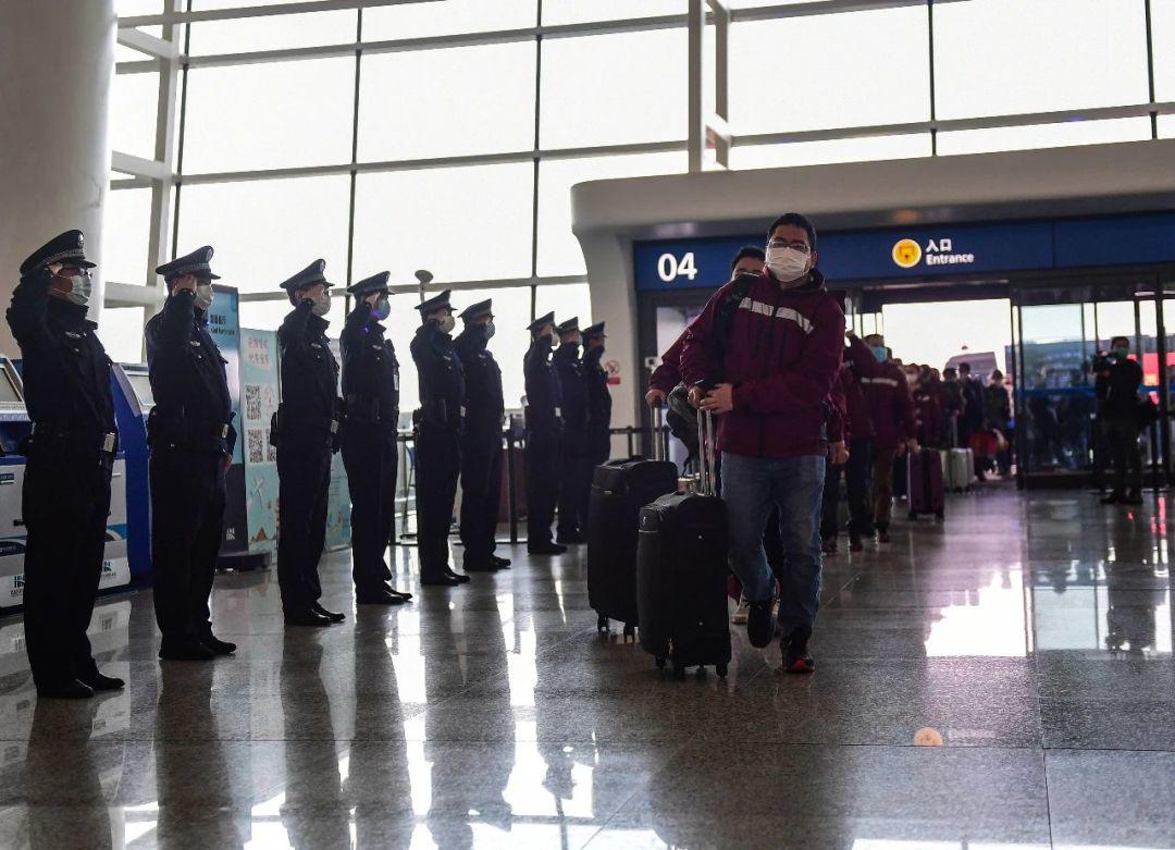 【特别关注】疫情向好，这10个送别他们的瞬间，是教给孩子的重要一课……