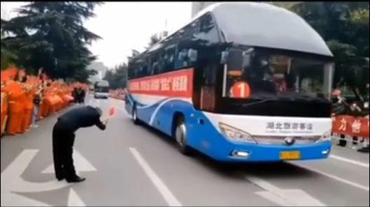 【特别关注】疫情向好，这10个送别他们的瞬间，是教给孩子的重要一课……