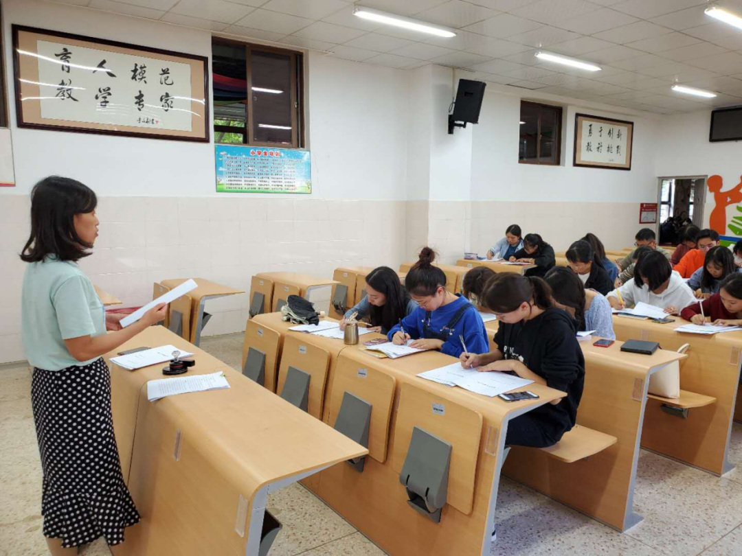 【校园简讯】用心做教育,用爱育人才 ——五华区外国语实验小学新教师劳动合同签订仪式 【校园简讯】用心做教育,用爱育人才 ——五华区外国语实验小学新教师劳动合同签订仪式