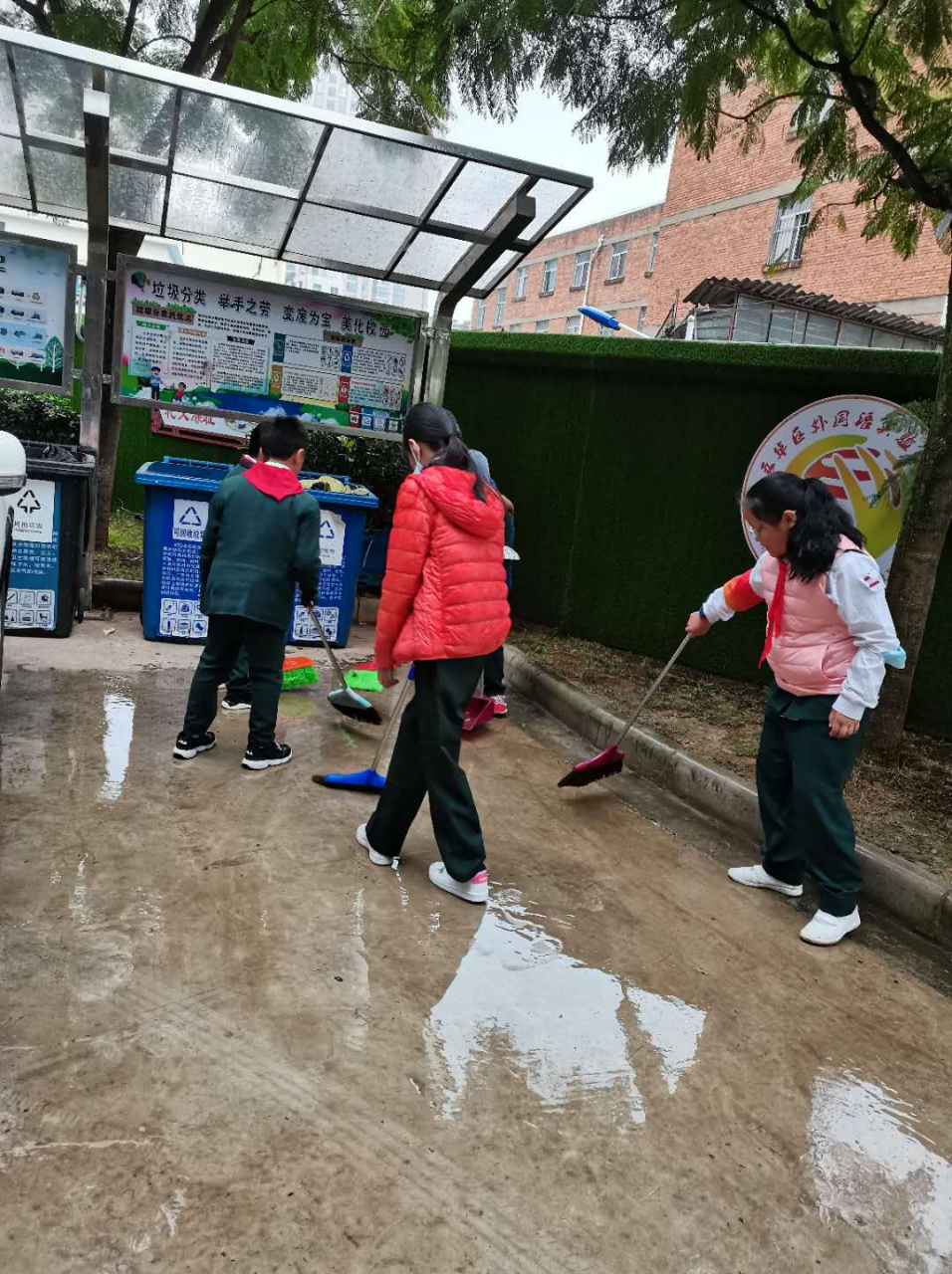 【爱国卫生运动】校园清洁齐行动 健康学习你我他 ——五华外小清扫卫生死角大扫除 【爱国卫生运动】校园清洁齐行动 健康学习你我他 ——五华外小清扫卫生死角大扫除