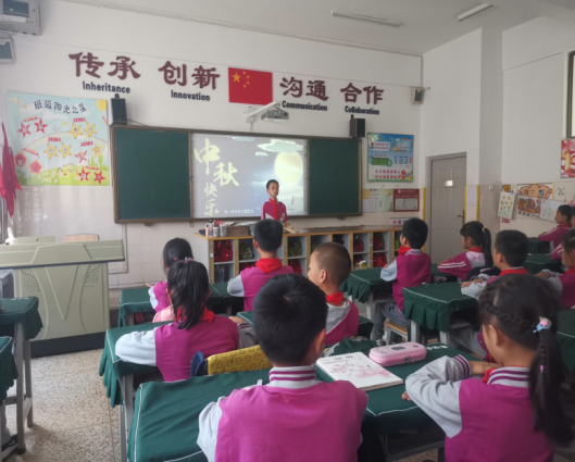 【主题教育】扣好人生第一粒扣子 传承红色基因 五华外小“升国旗唱国歌暨我和国旗合个影”主题教育活动