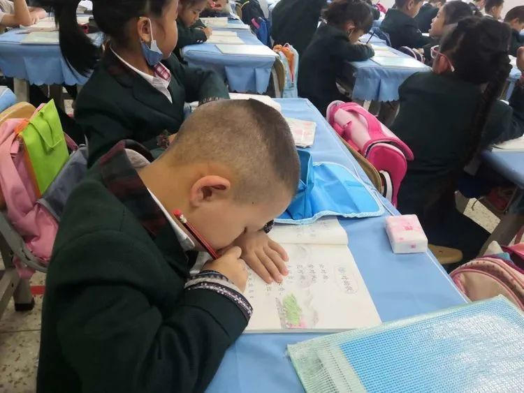 【风采大赛】校园群芳争艳,风景这边独好——记五华区外国语实验小学课堂常规风采大赛(一) 【风采大赛】校园群芳争艳,风景这边独好——记五华区外国语实验小学课堂常规风采大赛(一)