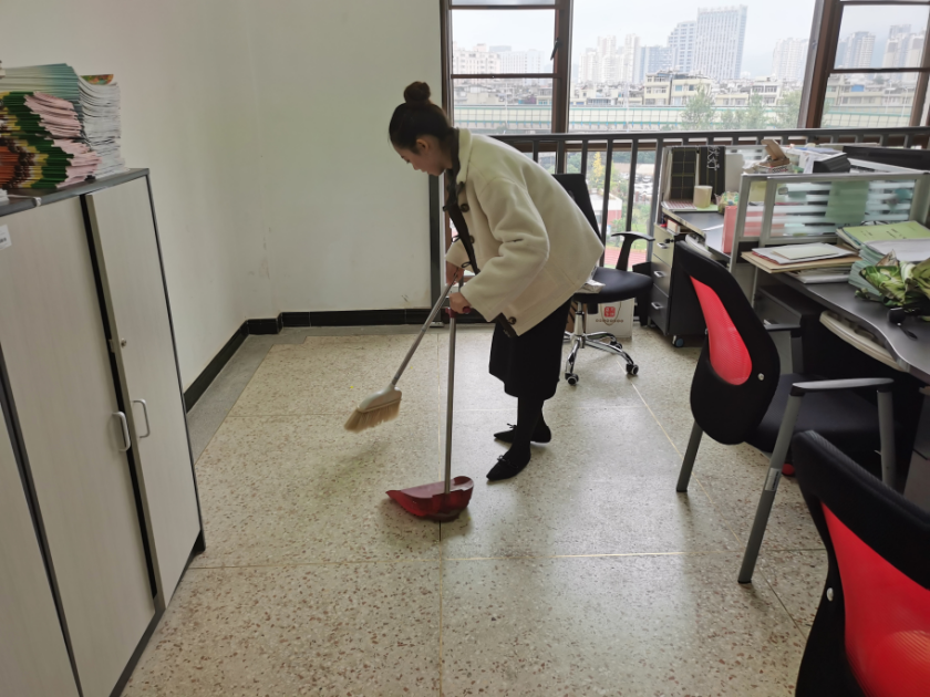 【爱国卫生运动】校园清洁齐行动 健康学习你我他 ——五华外小清扫卫生死角大扫除 【爱国卫生运动】校园清洁齐行动 健康学习你我他 ——五华外小清扫卫生死角大扫除