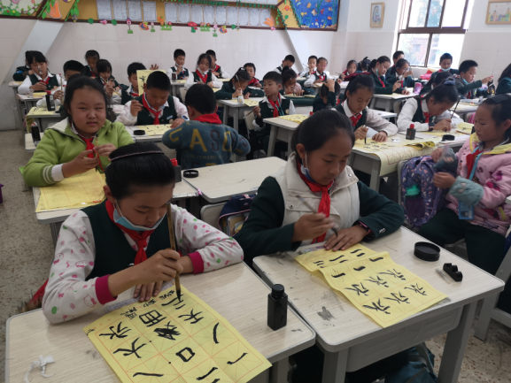 【校园简讯】五华区外国语实验小学课后服务—— 书法日记 【校园简讯】五华区外国语实验小学课后服务—— 书法日记