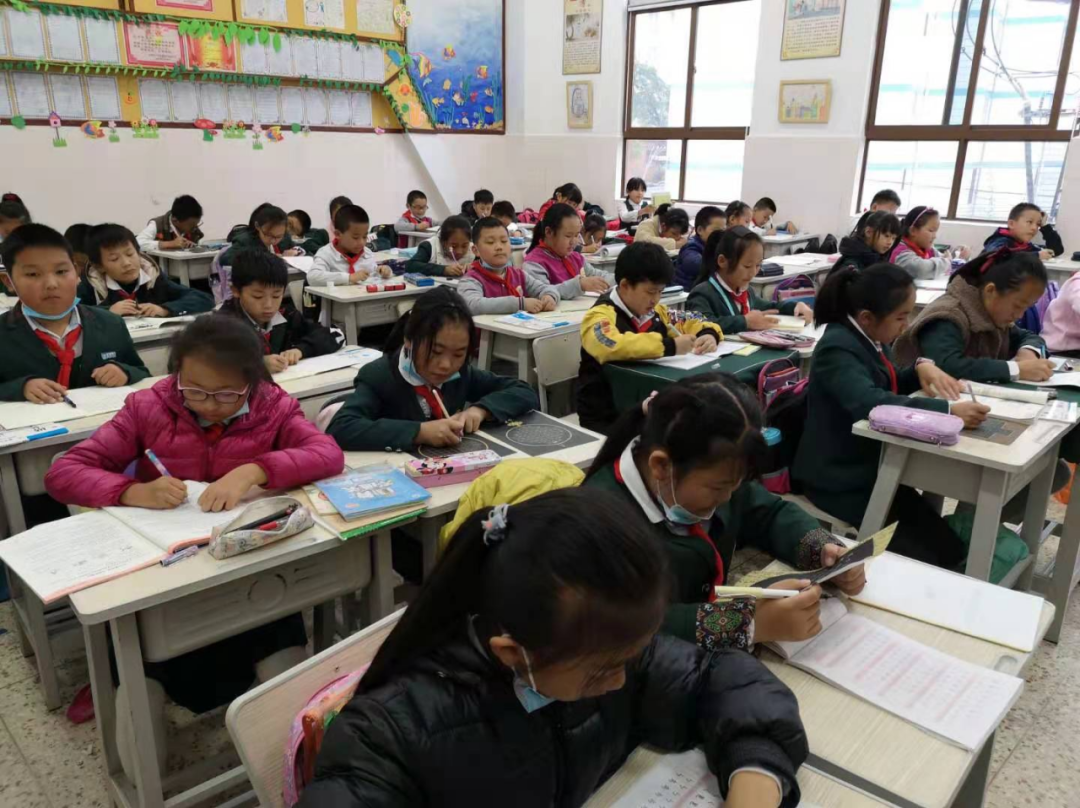 【校园简讯】五华区外国语实验小学课后服务—— 书法日记 【校园简讯】五华区外国语实验小学课后服务—— 书法日记