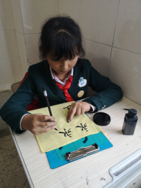 【校园简讯】五华区外国语实验小学课后服务—— 书法日记 【校园简讯】五华区外国语实验小学课后服务—— 书法日记