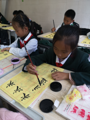 【校园简讯】五华区外国语实验小学课后服务—— 书法日记 【校园简讯】五华区外国语实验小学课后服务—— 书法日记