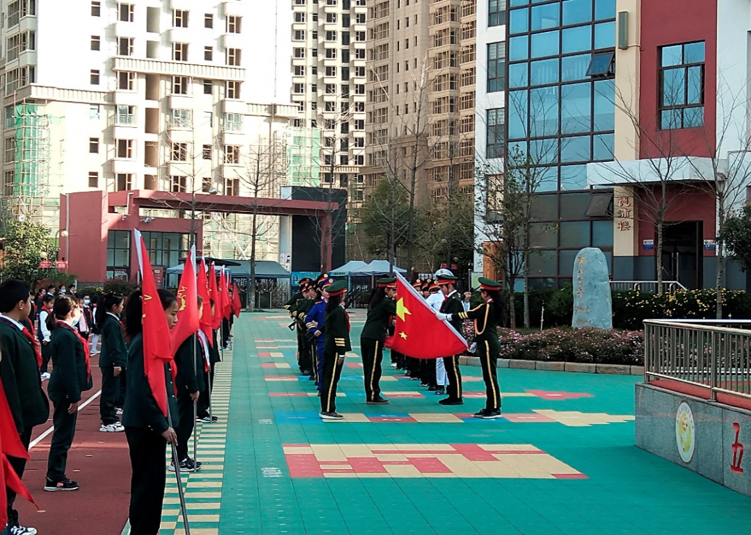 【校园简讯】学习雷锋精神 争做外小榜样——五华外小安信部主持第二周校会