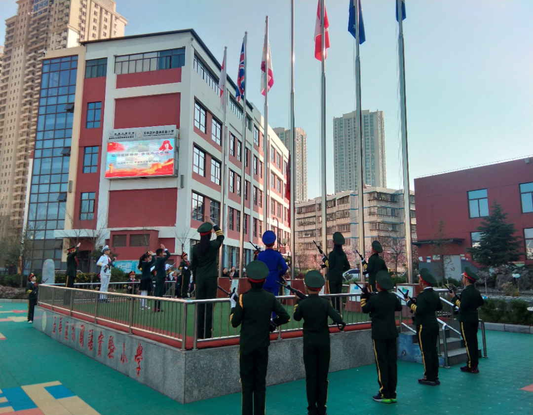 【校园简讯】学习雷锋精神 争做外小榜样——五华外小安信部主持第二周校会 【校园简讯】学习雷锋精神 争做外小榜样——五华外小安信部主持第二周校会