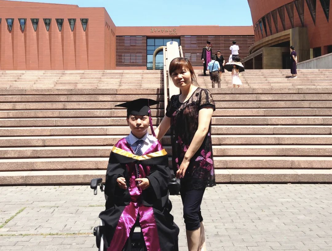 【亲子教育】轮椅上的清华博士毕业了，刷屏的还有她......