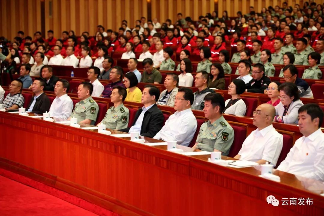 “时代楷模”杜富国同志先进事迹报告会在昆举行 陈豪会见报告团成员