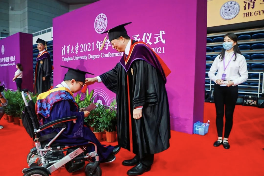 【亲子教育】轮椅上的清华博士毕业了，刷屏的还有她......