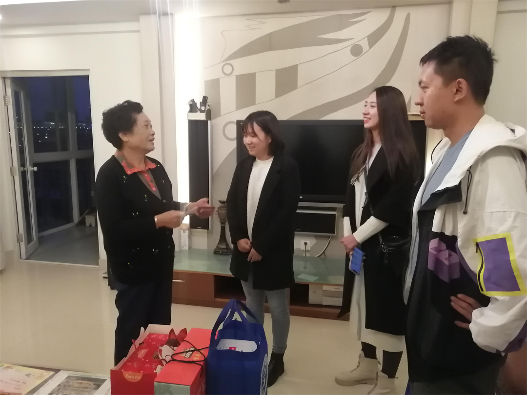 “关爱老人 情暖重阳”——五华外小重阳节慰问退休老教师活动简讯 “关爱老人 情暖重阳”——五华外小重阳节慰问退休老教师活动简讯