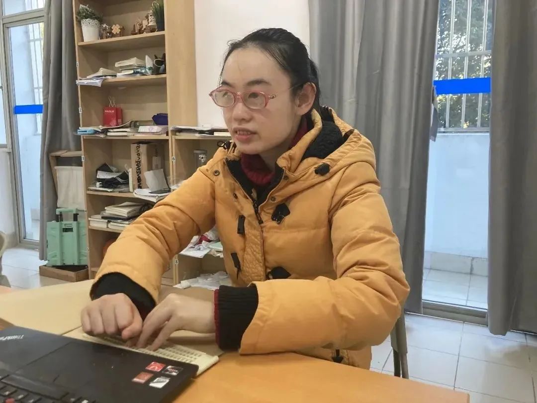 【亲子教育】就是她！复旦首位盲人研究生