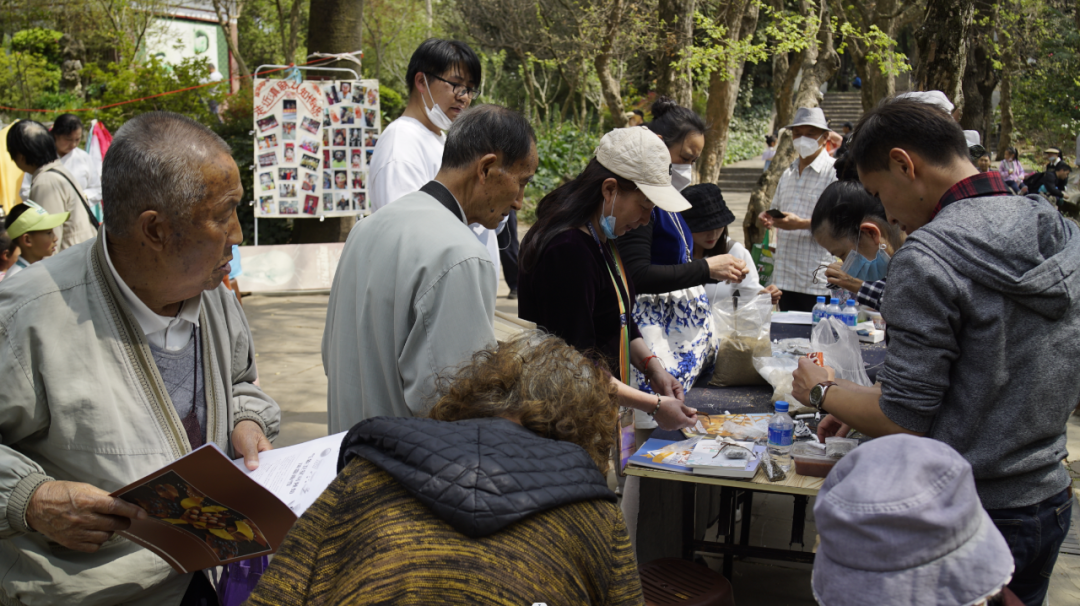 五华区老科技工作者协会到“花朝节”开展科普宣传活动