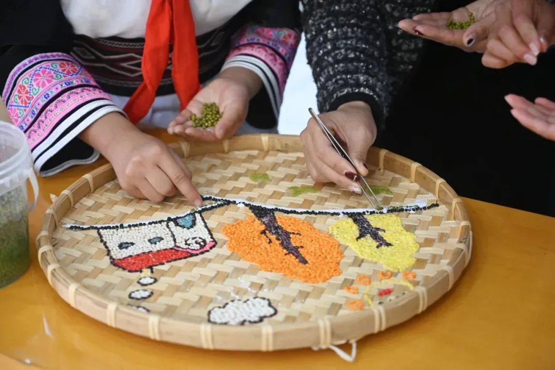 【聚焦五华两会】“簸箕画”走进两会,小“种籽”描绘美好生活 【聚焦五华两会】“簸箕画”走进两会,小“种籽”描绘美好生活