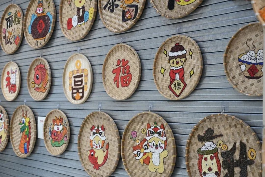 【聚焦五华两会】“簸箕画”走进两会,小“种籽”描绘美好生活 【聚焦五华两会】“簸箕画”走进两会,小“种籽”描绘美好生活