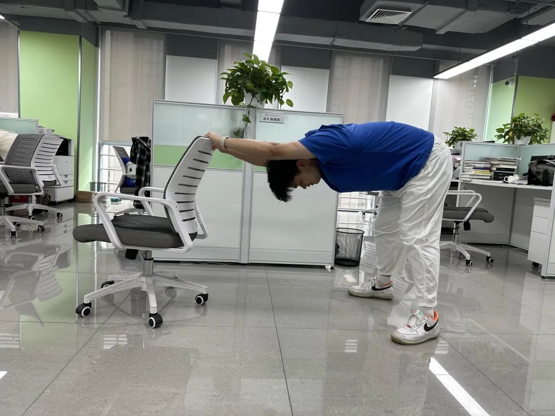 这个动作真的很伤身，但很多人天天都在做！解决方法→