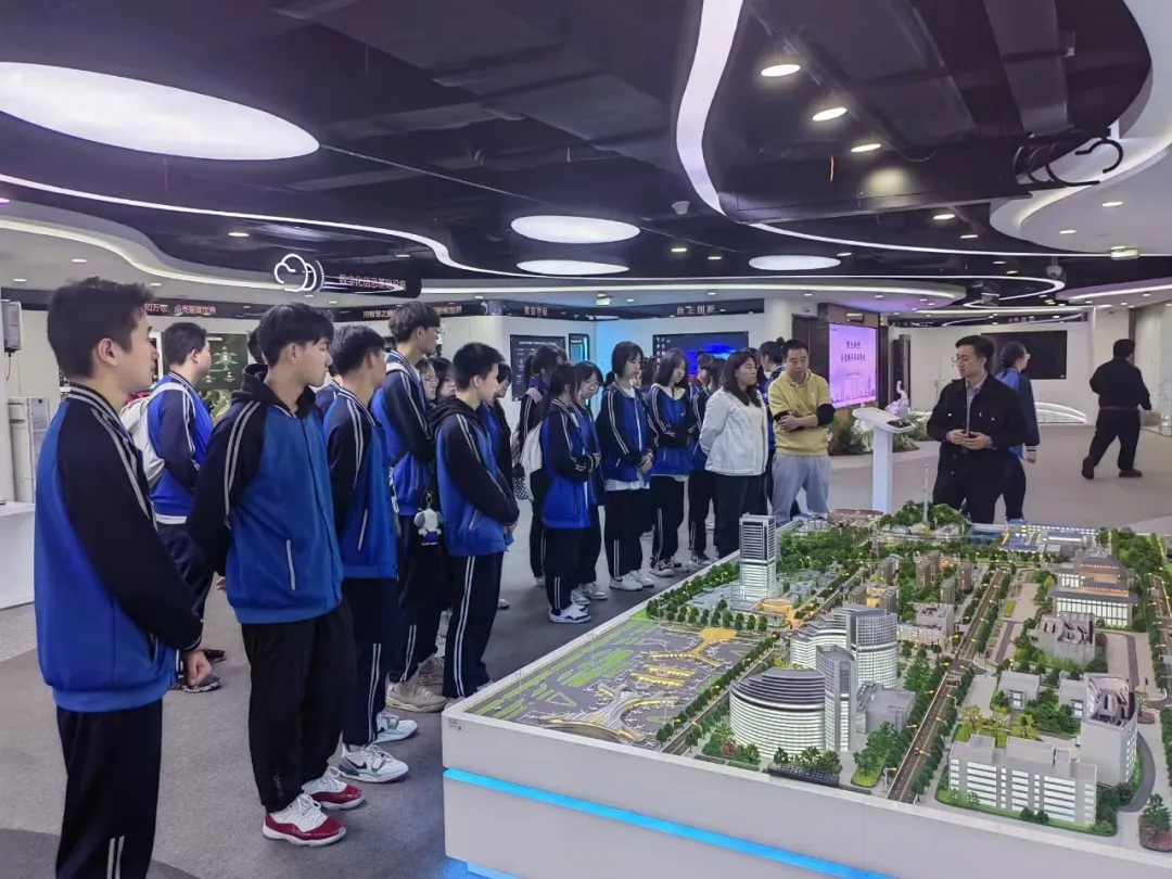 【企业参观】科技与未来的交汇——昆明市第一职业中专学生会干部参观华为智慧生活馆 【企业参观】科技与未来的交汇——昆明市第一职业中专学生会干部参观华为智慧生活馆