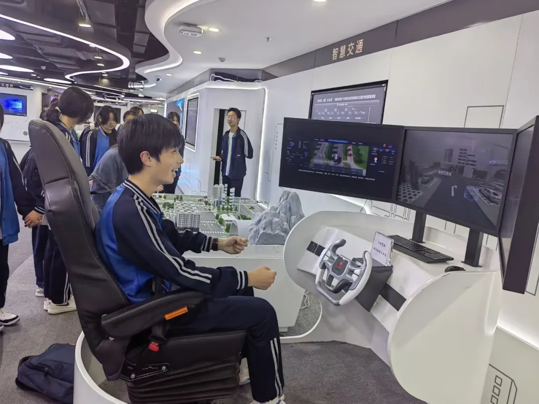 【企业参观】科技与未来的交汇——昆明市第一职业中专学生会干部参观华为智慧生活馆 【企业参观】科技与未来的交汇——昆明市第一职业中专学生会干部参观华为智慧生活馆