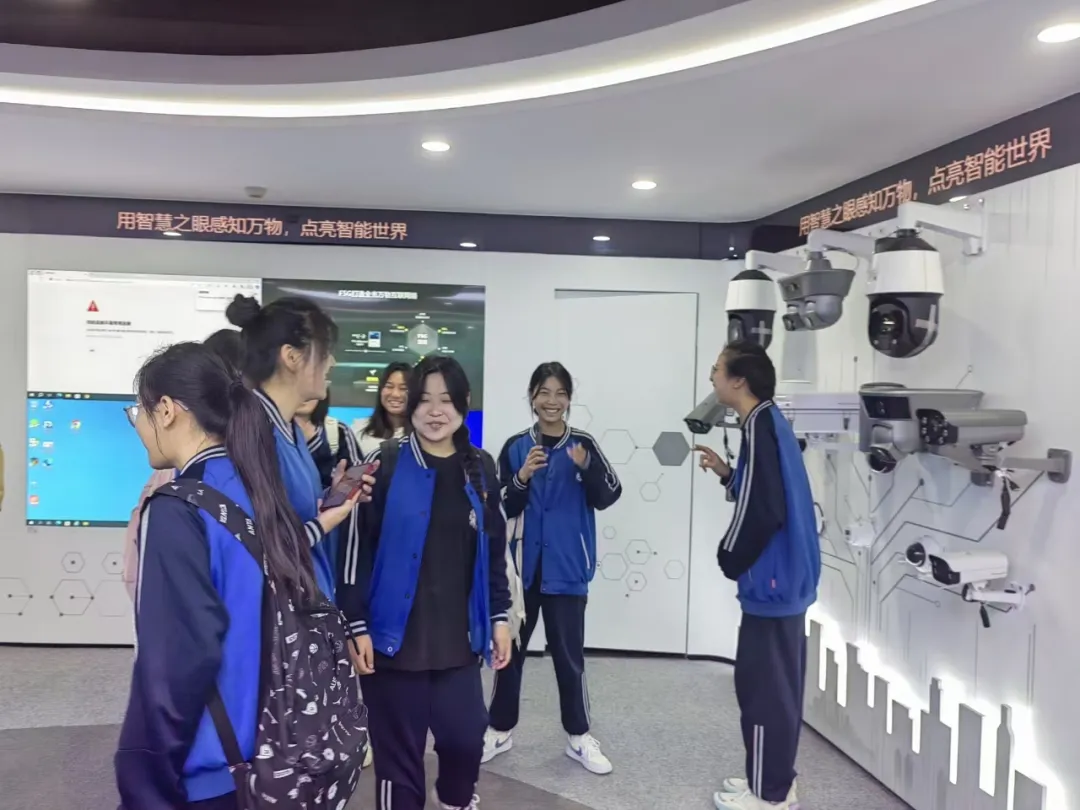 【企业参观】科技与未来的交汇——昆明市第一职业中专学生会干部参观华为智慧生活馆 【企业参观】科技与未来的交汇——昆明市第一职业中专学生会干部参观华为智慧生活馆
