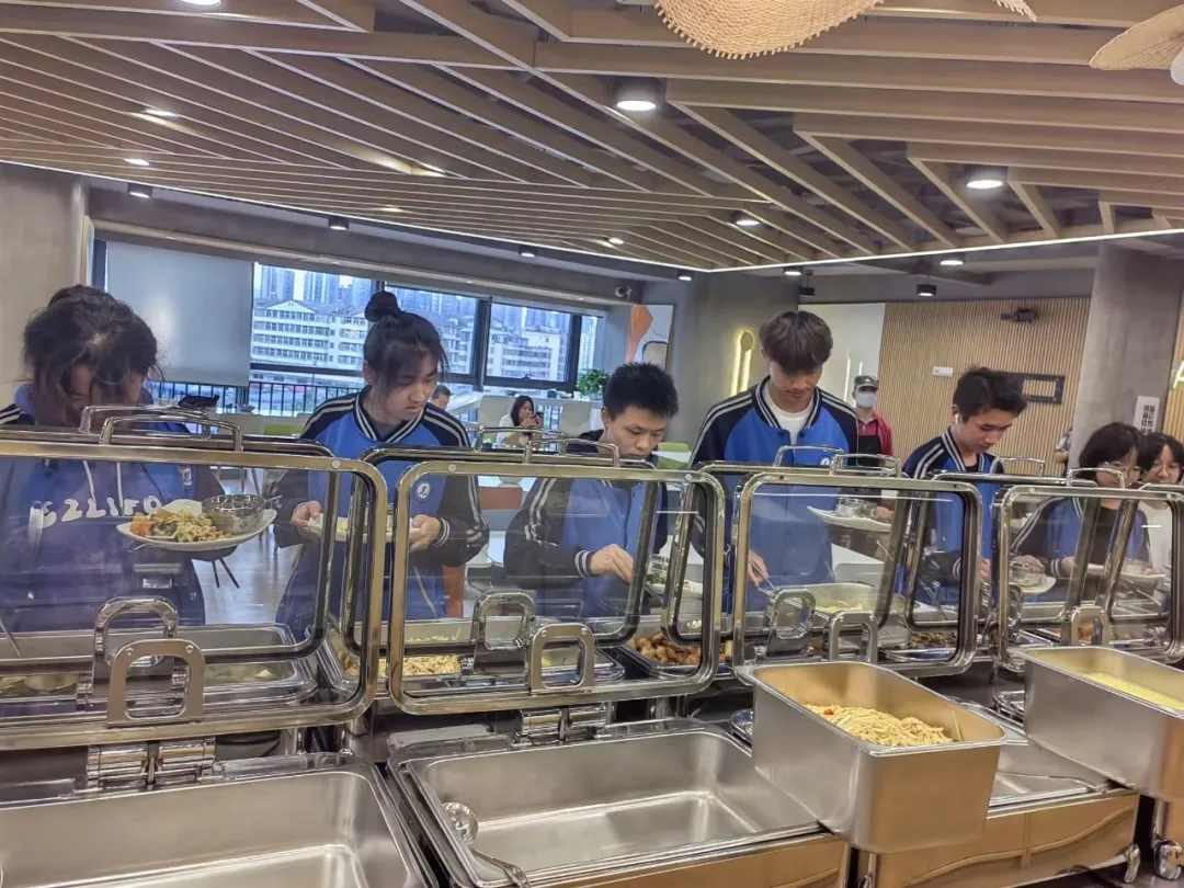 【企业参观】科技与未来的交汇——昆明市第一职业中专学生会干部参观华为智慧生活馆 【企业参观】科技与未来的交汇——昆明市第一职业中专学生会干部参观华为智慧生活馆