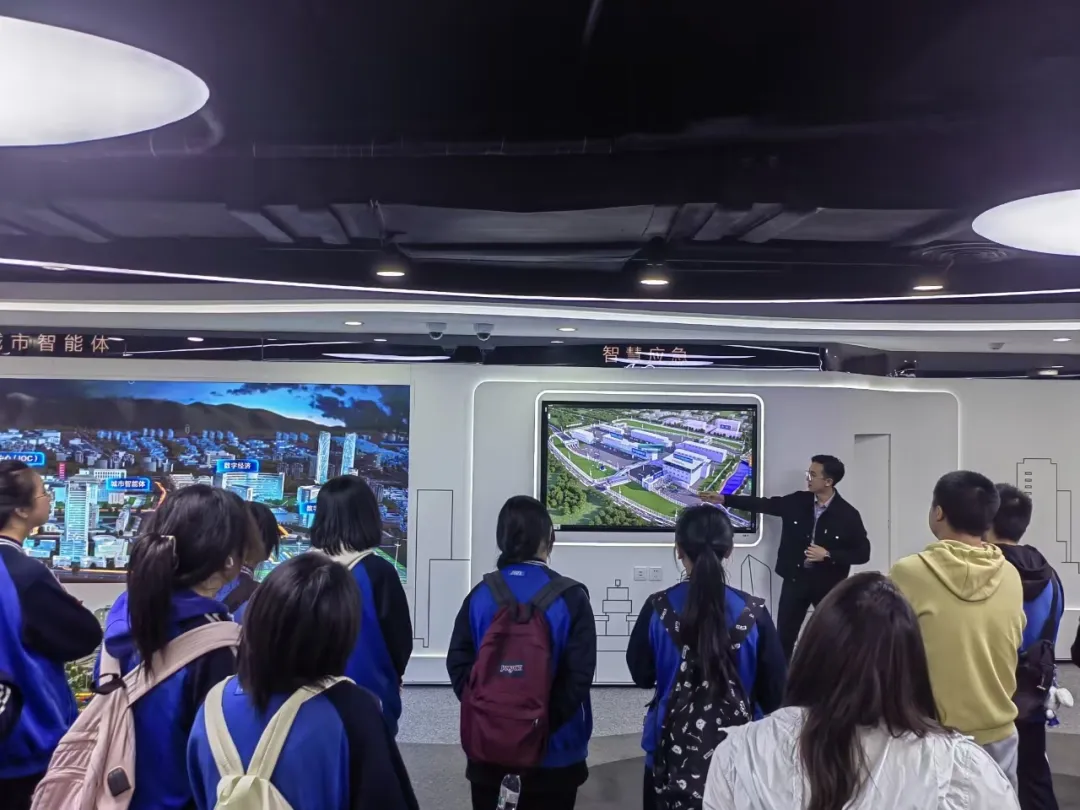 【企业参观】科技与未来的交汇——昆明市第一职业中专学生会干部参观华为智慧生活馆 【企业参观】科技与未来的交汇——昆明市第一职业中专学生会干部参观华为智慧生活馆